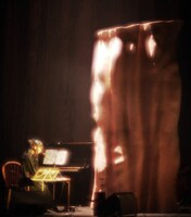 松本千広による巨大オブジェと青葉市子。（Photo by Kodai Kobayashi）