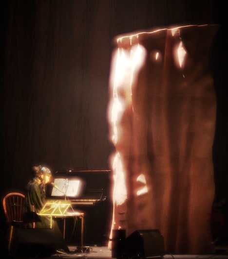 松本千広による巨大オブジェと青葉市子。(Photo by Kodai Kobayashi)