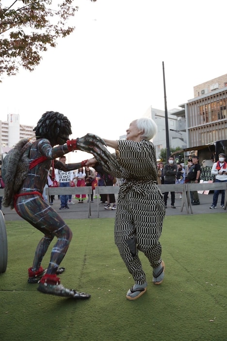 かっぱと踊るチャラン・ポ・ランタン2人の祖母。