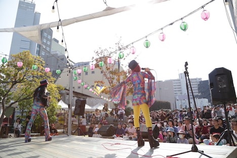 下北沢線路街 空き地で開催された「ブタ音楽祭」の様子。