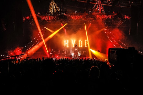 HYDE「HYDE [INSIDE] LIVE 2024 -EXTRA-」幕張メッセ国際展示場9～11ホール公演の様子。