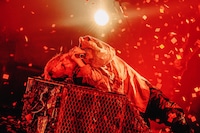 「LAST SONG」を絶唱するHYDE。