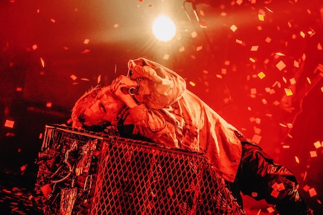 「LAST SONG」を絶唱するHYDE。