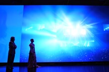 TM NETWORKの映像を観る小室哲哉と詩羽。