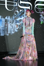 キラキラとしたベストを着用した詩羽（水曜日のカンパネラ）。