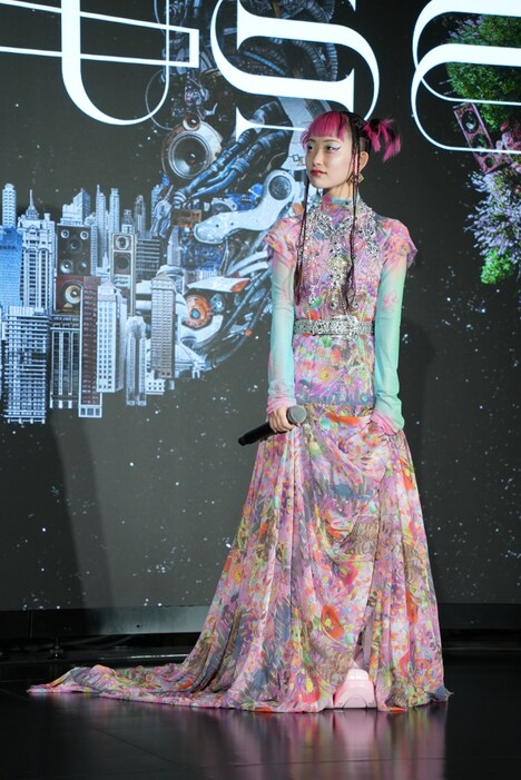 キラキラとしたベストを着用した詩羽（水曜日のカンパネラ）。