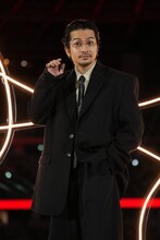 報道陣の声に耳を傾ける常田大希（King Gnu、MILLENNIUM PARADE）。