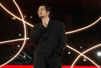 ネクタイを直す常田大希。