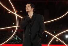 ネクタイを直す常田大希。