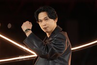 時計をアピールする吉沢亮。