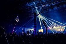 HYDE「HYDE [INSIDE] LIVE 2024 -EXTRA-」幕張メッセ国際展示場9～11ホール公演の様子。