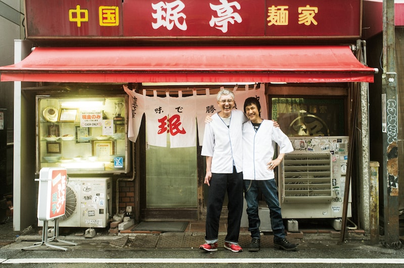 人気画像1位は「甲本ヒロトと松重豊が元バイト先で記念撮影、映画『孤独のグルメ』主題歌はザ・クロマニヨンズに決定」より、約40年前、一緒にバイトしていた中華料理屋・珉亭の前で肩を組む松重豊と甲本ヒロト。 (c)2025「劇映画 孤独のグルメ」製作委員会