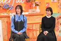 「この世界は1ダフル」に出演する佐藤栞里、乙葉。(c)フジテレビ