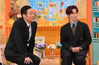 「この世界は1ダフル」MCの東野幸治、渡辺翔太。(c)フジテレビ
