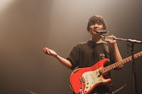 斎藤宏介（Vo, G）（Photo by Viola Kam［V'z Twinkle］）