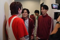 本番前、先輩のユーキ（手前）に挨拶する稜海と、笑いながら通り過ぎるタクヤ（奥）。