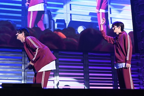 舞台袖で見守るカイとリョウガに挨拶する稜海。