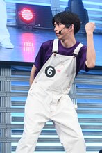 井上マネに正解をアピールしながら踊るリョウガ。