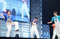 奇抜な動きを見せるカイ（左）。