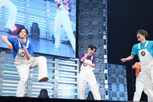 奇抜な動きを見せるカイ（左）。