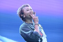 チャラ挨拶「ピィッ！」を披露したシューヤ。