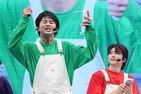 ハルのマネをするタクヤ（左）。