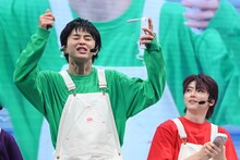 ハルのマネをするタクヤ（左）。