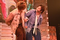 「My Buddy」のパフォーマンスの様子。