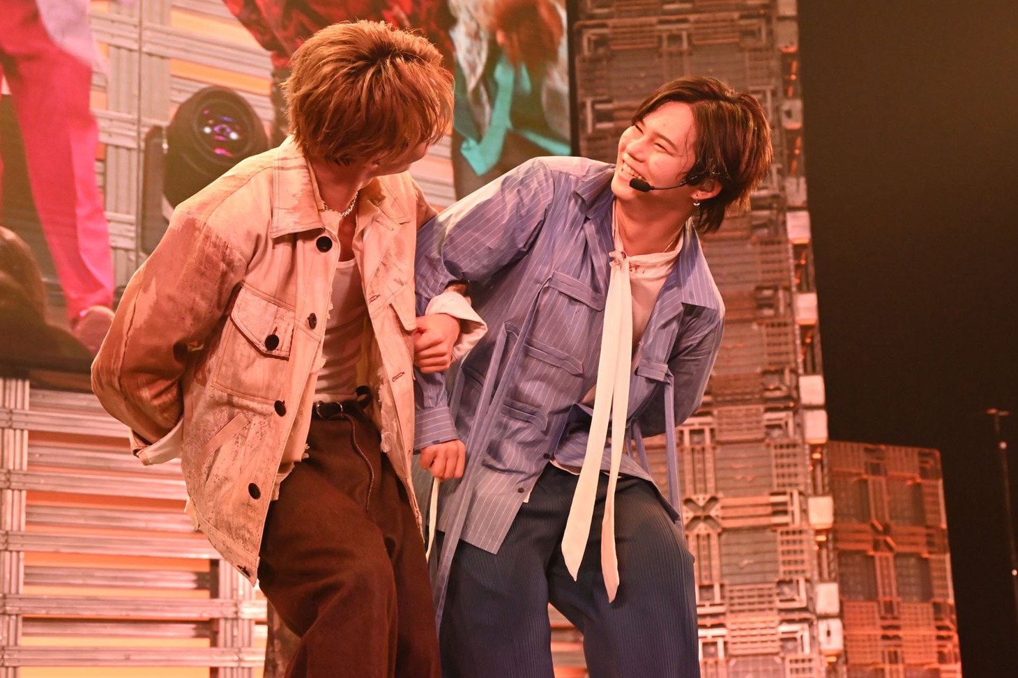 「My Buddy」のパフォーマンスの様子。