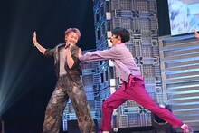 お尻を叩いたリョウガ（右）に仕返しされるシューヤ（左）。