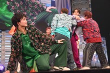 リョウガ（奥）に“セッツ”を指示されるタクヤ（手前）。