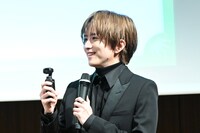 「ヒット商品ベスト30」の第17位「Osmo Poket 3」を持つ板垣李光人。