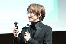 「ヒット商品ベスト30」の第17位「Osmo Poket 3」を持つ板垣李光人。