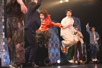 「Burn!」のパフォーマンスの様子。