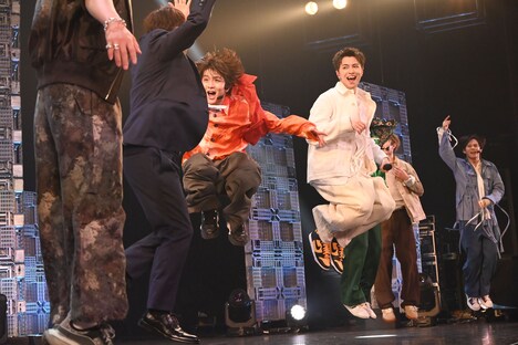 「Burn!」のパフォーマンスの様子。