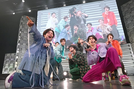 8号車に「おめでとうー！」と言う超特急。