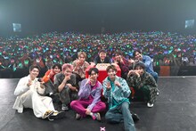 記念撮影する超特急と井上マネージャー。リョウガはアロハの“30歳”ポーズが気になる様子。