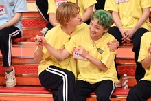 FUMIYA（BUDDiiS）にキスしようとするFUMINORI（BUDDiiS）。