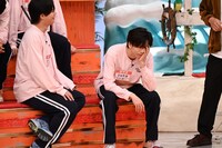 頭を抱えるリョウガ（超特急 / 右）。