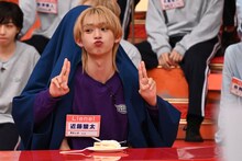 ピースする近藤駿太（Lienel）。