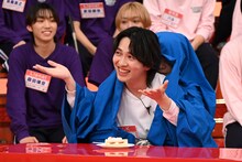 大きな手振りで話す吉田仁人（M!LK）。