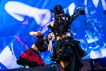 じゃれる#2i2の十味（左）と森嶋あんり（右）。