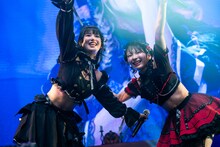 はしゃぐ#2i2の森嶋あんり（左）と十味（右）。