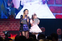 閉会式のMCを務める天羽希純（左）と岸みゆ（右）の凸凹コンビ。