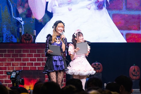 閉会式のMCを務める天羽希純(左)と岸みゆ(右)の凸凹コンビ。