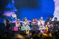 思惑通りに引き当て盛り上がる一同と落ち込む奥ゆい（右から2番目）。