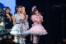 大暴れする#ババババンビ岸みゆ（右）。