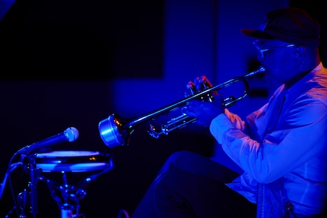 ASA-CHANG＆巡礼フィラデルフィア公演の様子。（Photo courtesy of Asian Arts Initiative, (c)Albert Yee 2024.）