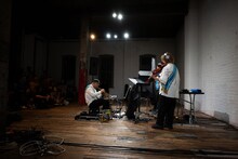 ASA-CHANG＆巡礼ニューヨーク公演の様子。（Courtesy of ISSUE Project Room. Photography by Aaron Rosenblum.）