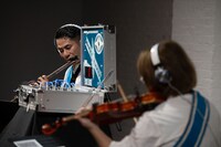 ASA-CHANG＆巡礼ニューヨーク公演の様子。（Courtesy of ISSUE Project Room. Photography by Aaron Rosenblum.）